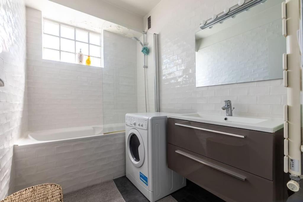 Charming 1br Flat With Balcony - Central Paris