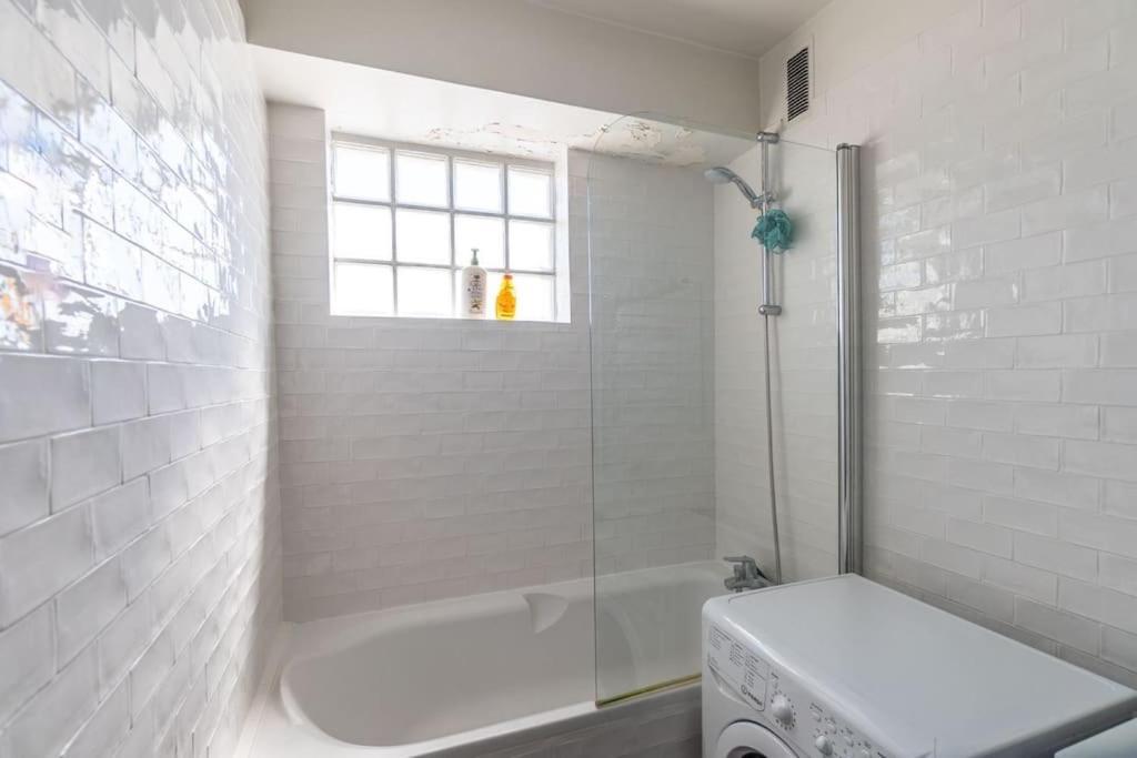 Charming 1br Flat With Balcony - Central Apartment