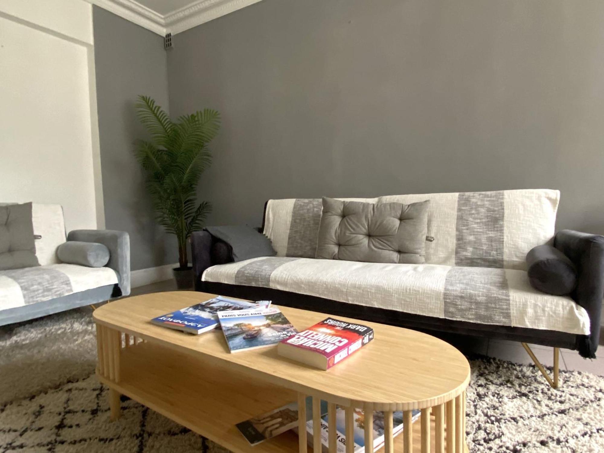 Des Champs Elysees Apartment