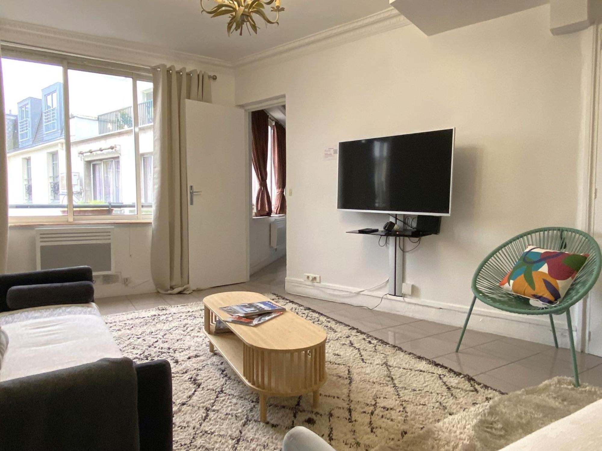 Des Champs Elysees Apartment