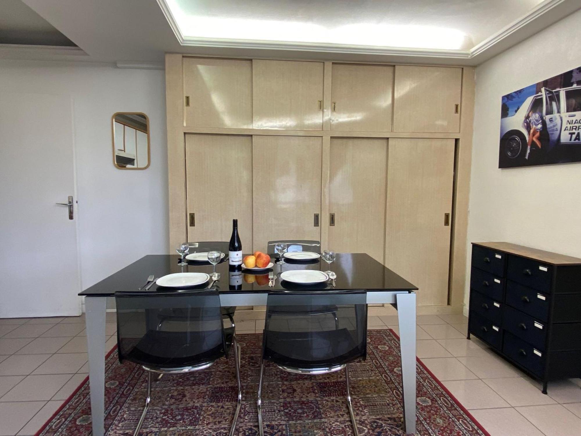 Des Champs Elysees Apartment *