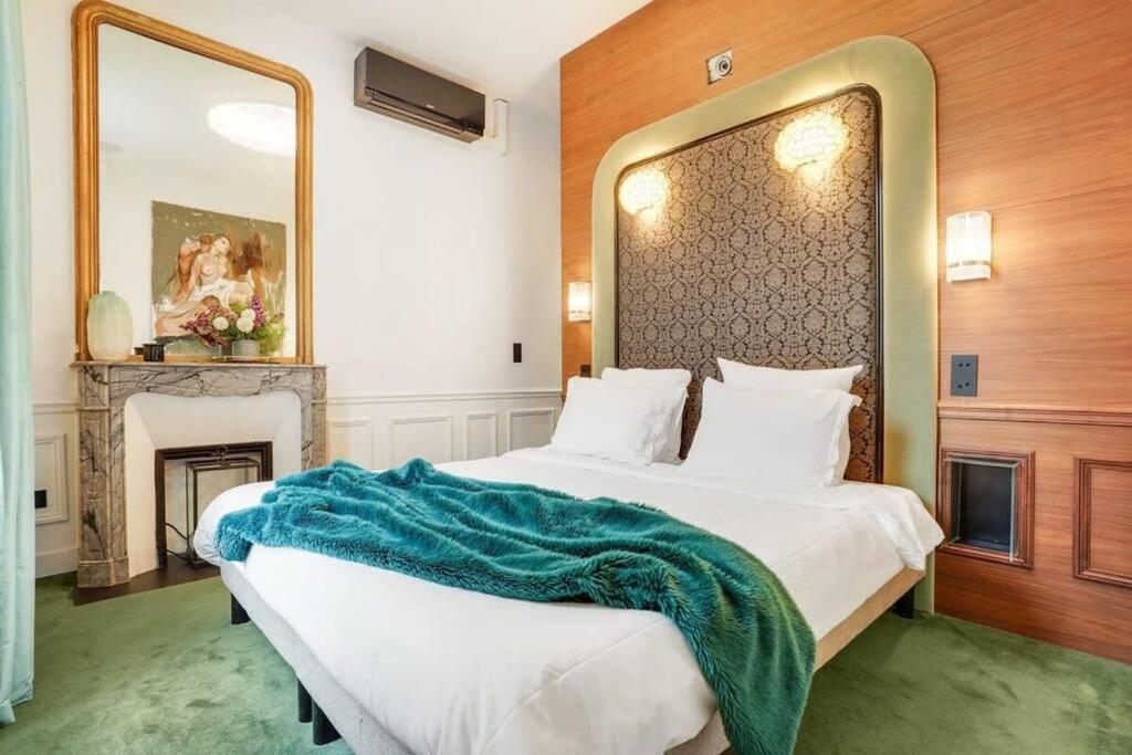 Luxurious Penthouse Close To Champs Elysees And Fr Apartment