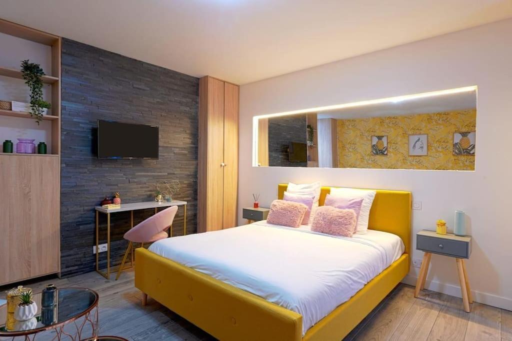Modern Studio- Francois Mitterand Library Apartment