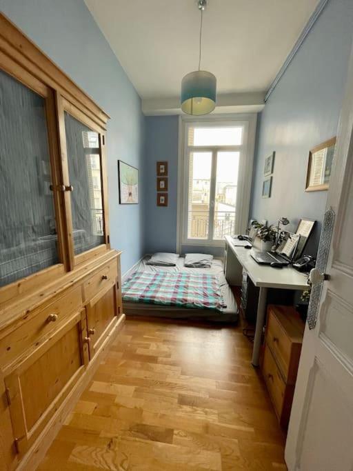 Familial Typiquement Parisien Apartment