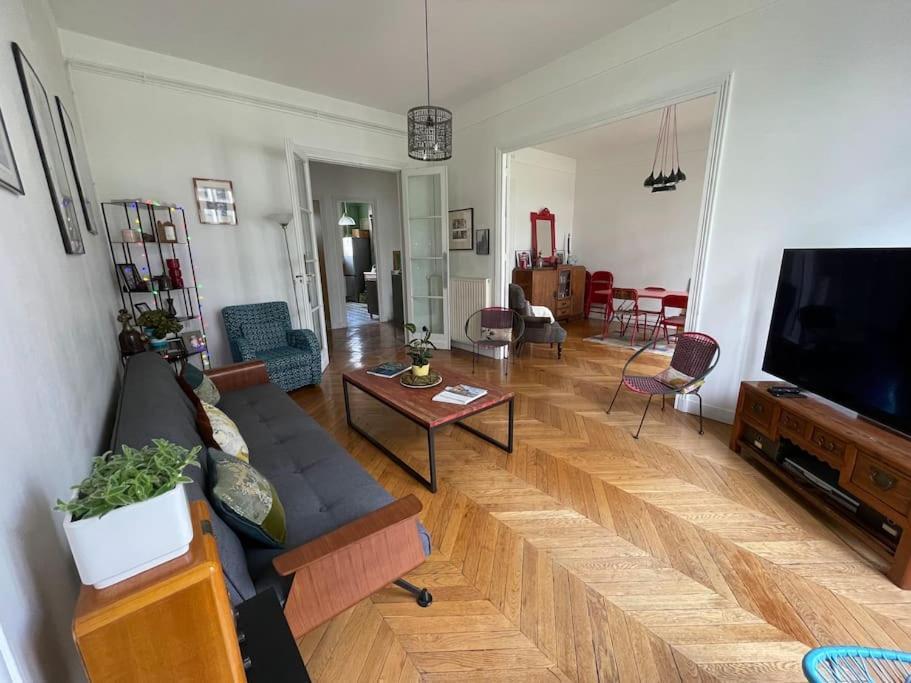 Apartment Familial Typiquement Parisien
