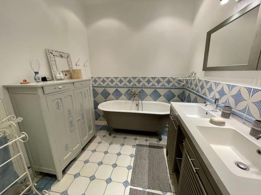 Familial Typiquement Parisien Apartment Paris