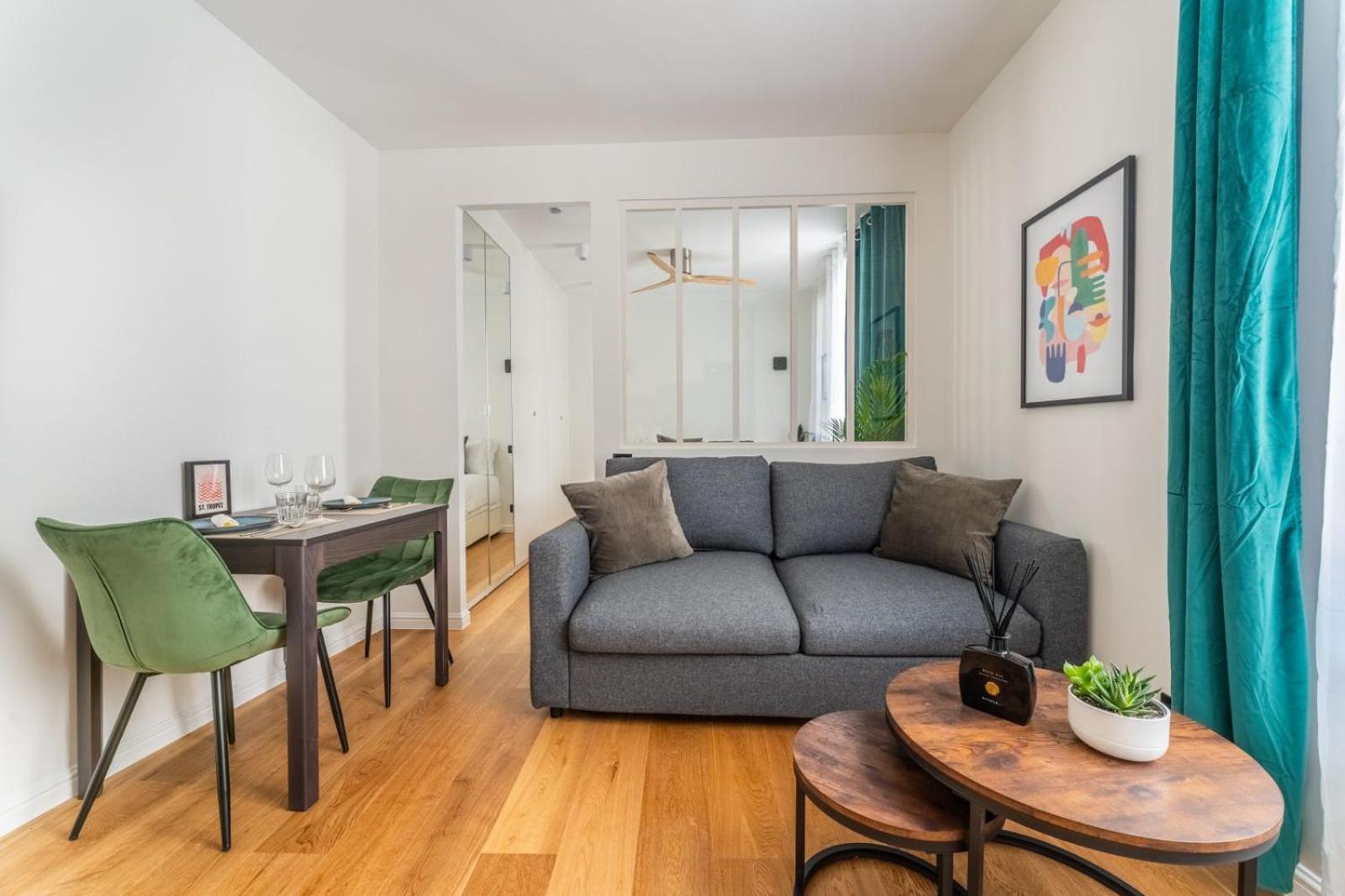 Luxurious In Center Of Apartment