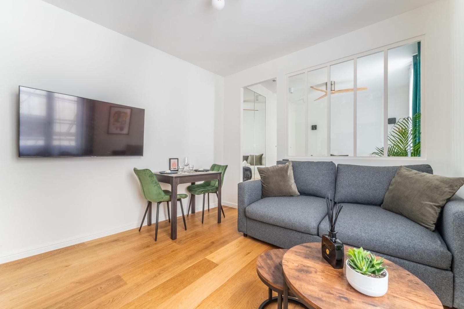 Luxurious In Center Of Apartment Paris