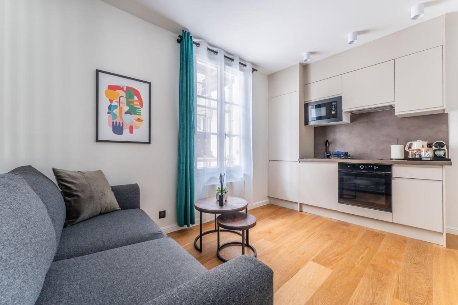Luxurious In Center Of Apartment Paris