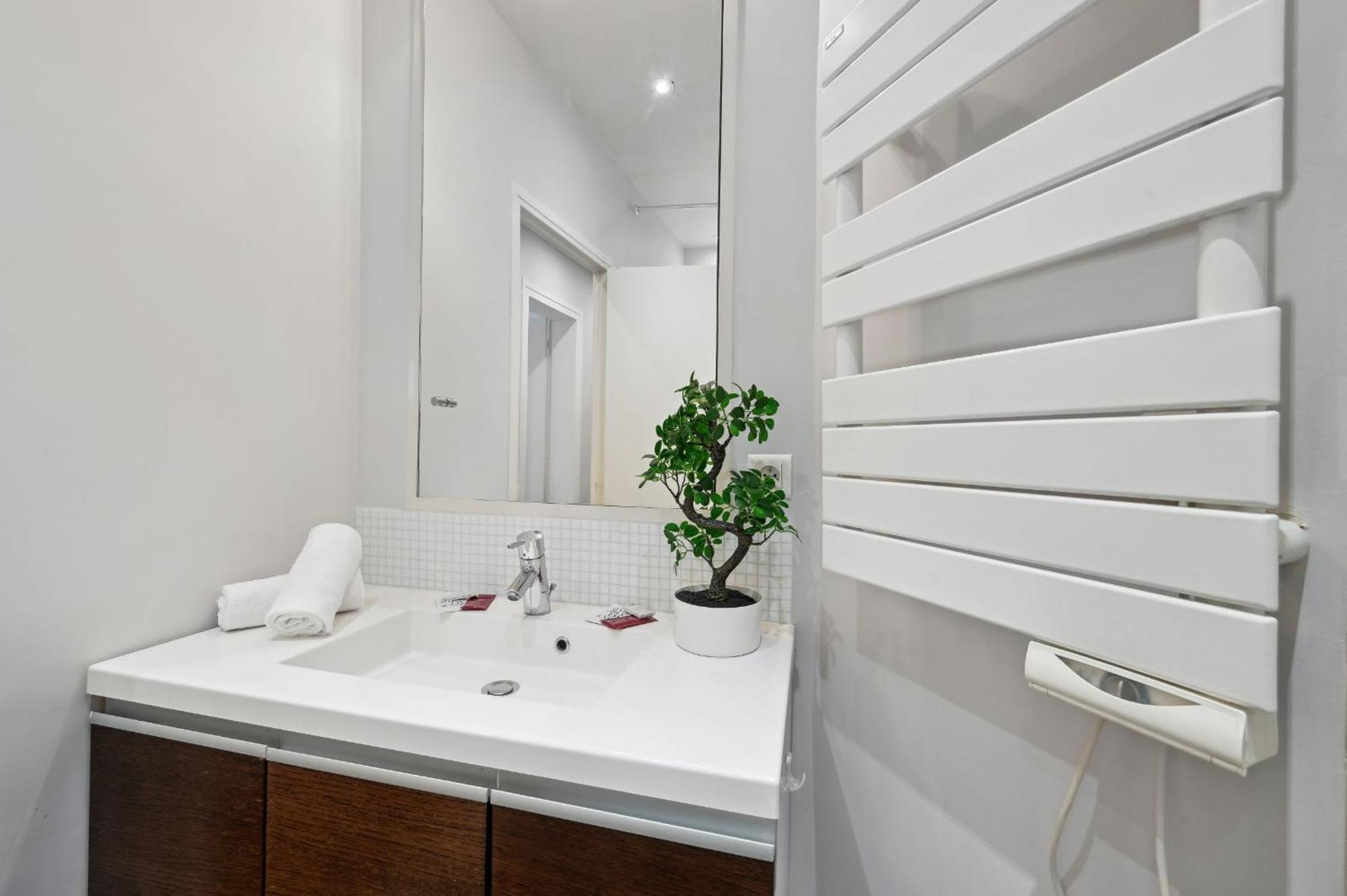Champs-elysees & Arc De Triomphe - Cityapartmentstay Apartment Paris