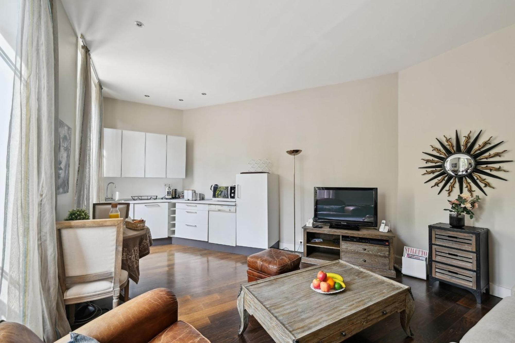 Champs-elysees & Arc De Triomphe - Cityapartmentstay