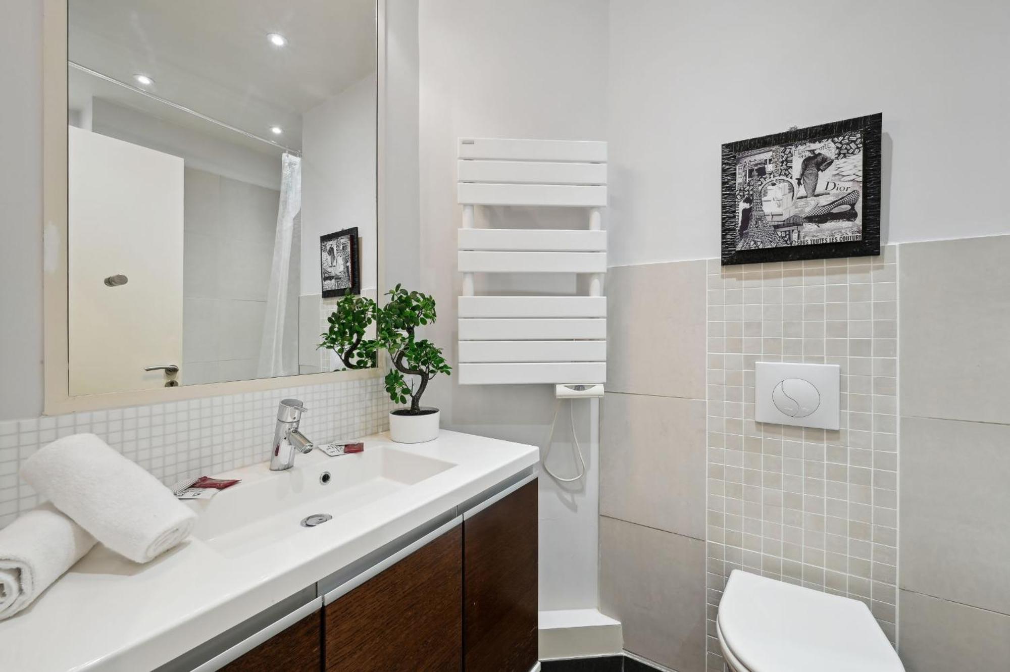 Champs-elysees & Arc De Triomphe - Cityapartmentstay Paris