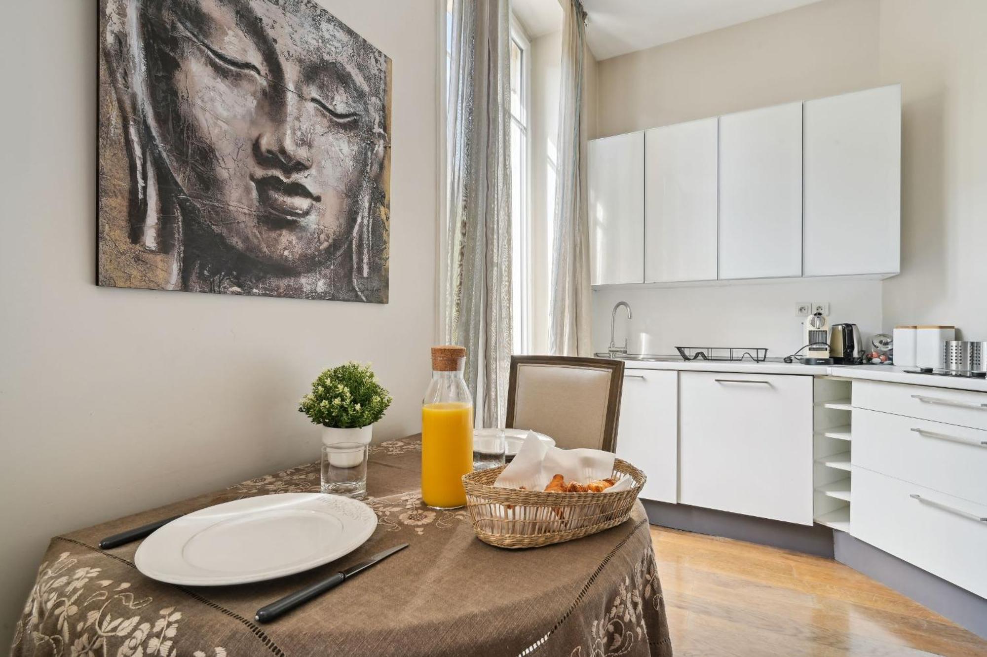 Apartment Champs-elysees & Arc De Triomphe - Cityapartmentstay Paris