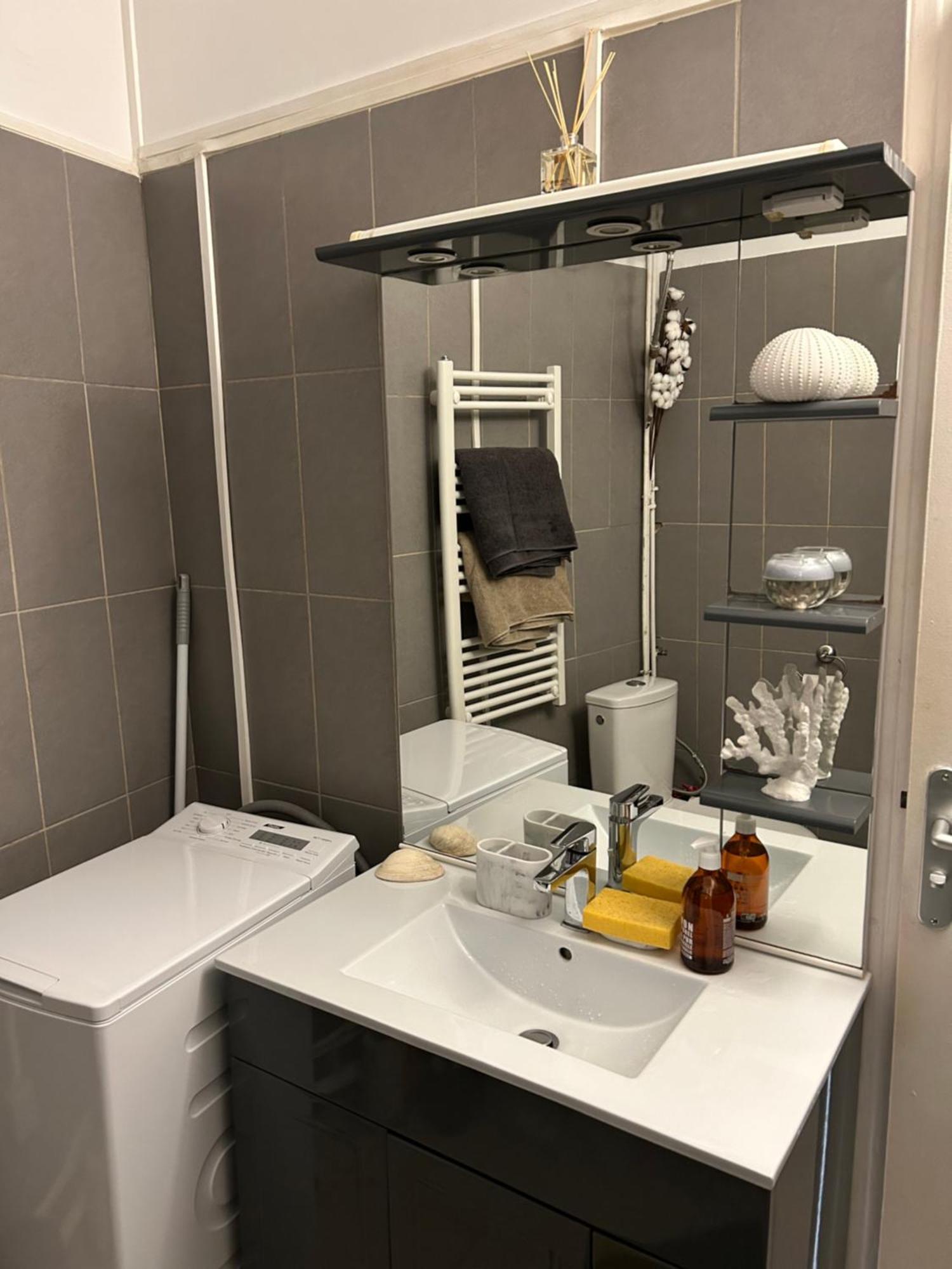 Grand Studio Entierement Renove Au Coeur De * Paris