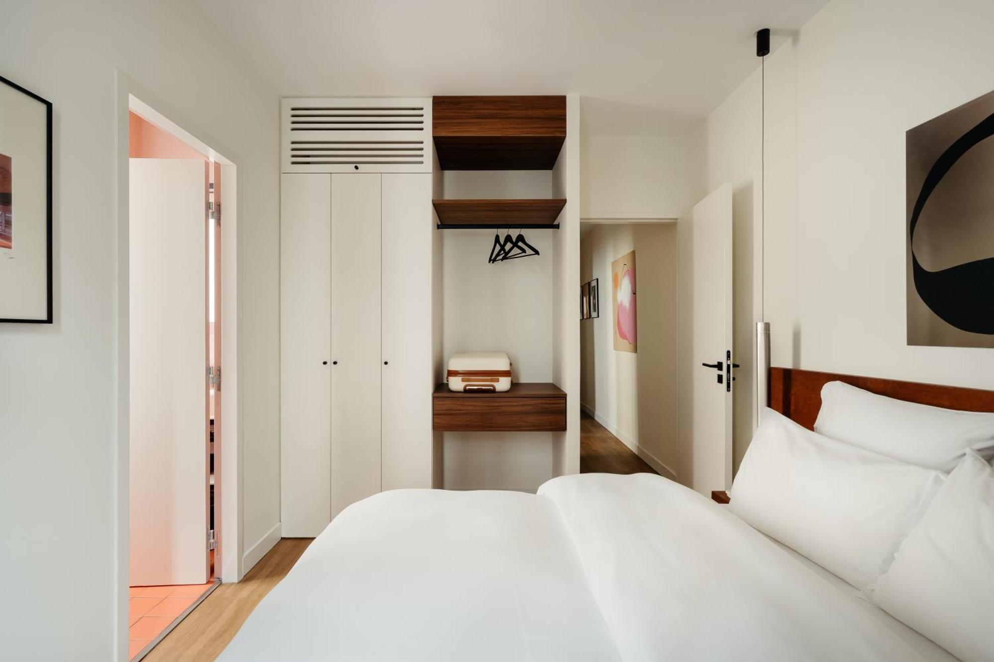 Edgar Marais - Temple Aparthotel 2*
