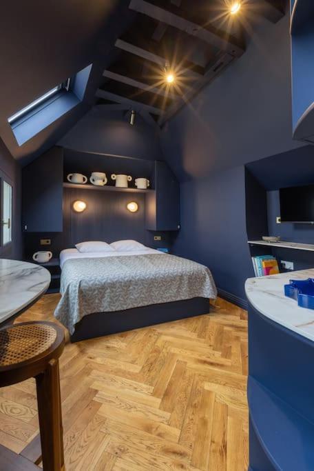 Midnight - Marais Apartment