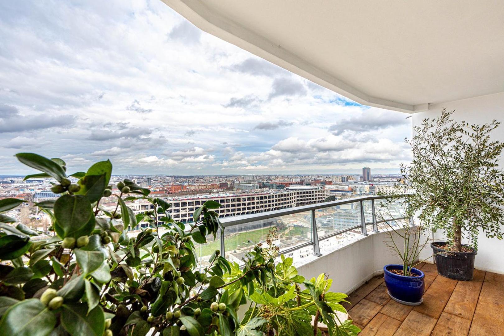 Guestready - High-rise Haven With Attractive Views * Paris