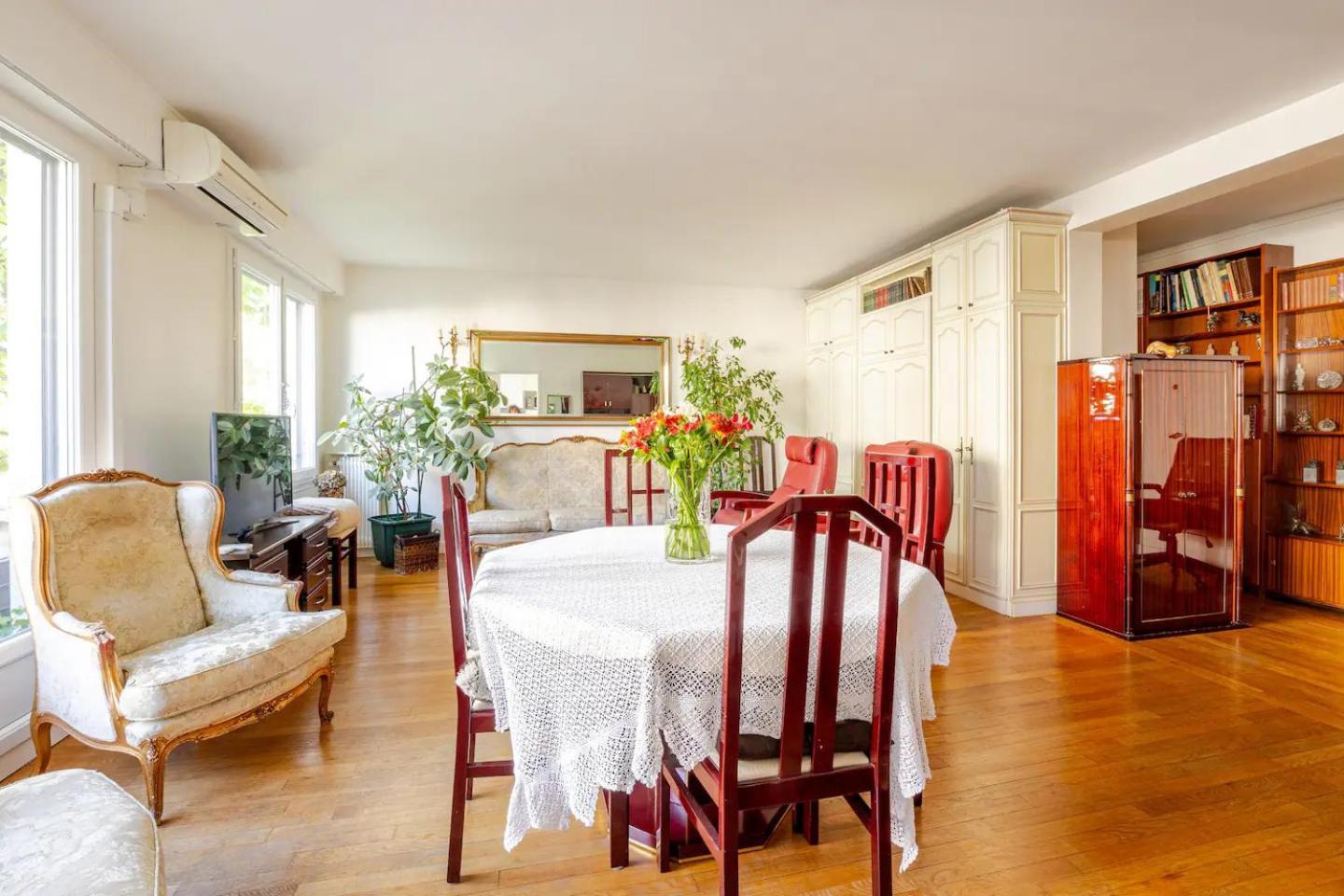 Apartment Entre Tour Eiffel Et Champs Elysees Paris