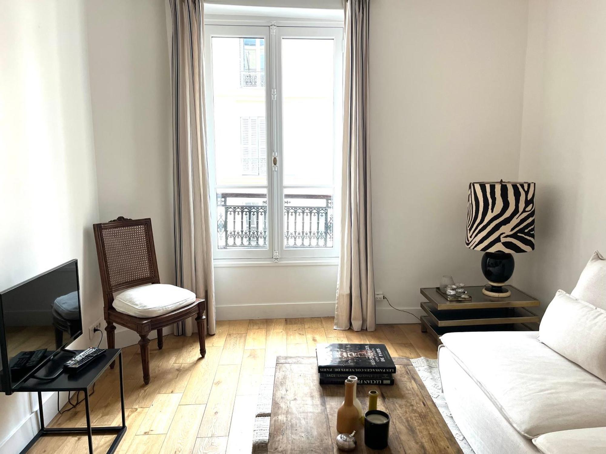 Charming Moulin Rouge Apartment *