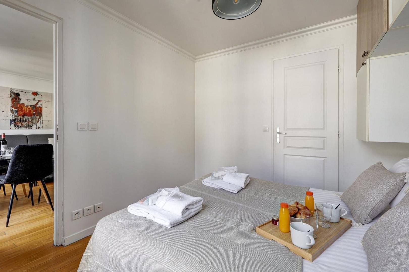 394 Biot 9 - Superbe A Paris