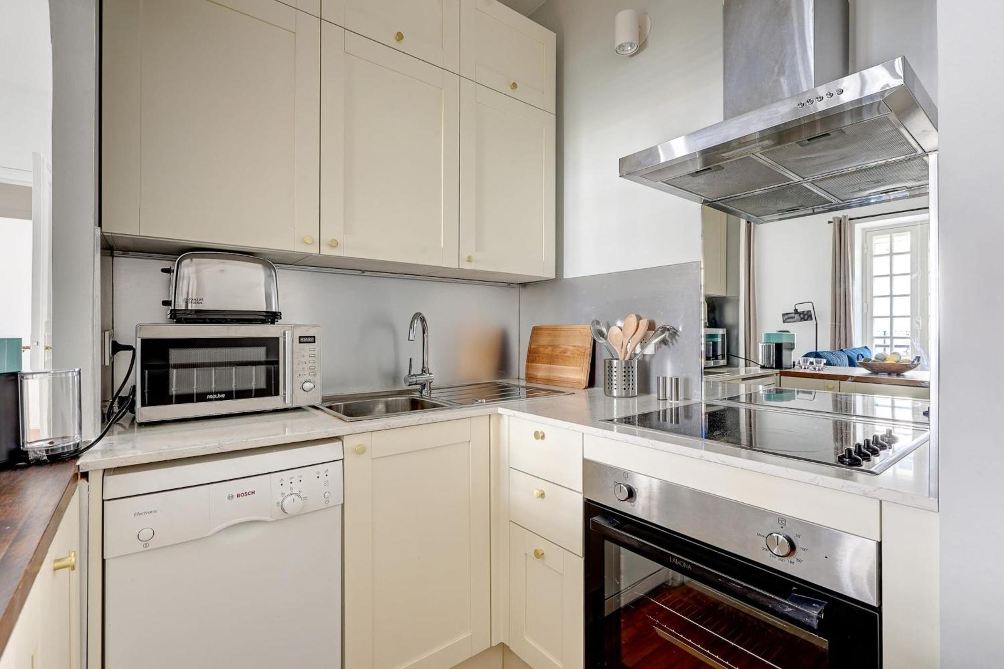 Champs-elysees - 2br With Balcony - Cityapartmentstay * Paris