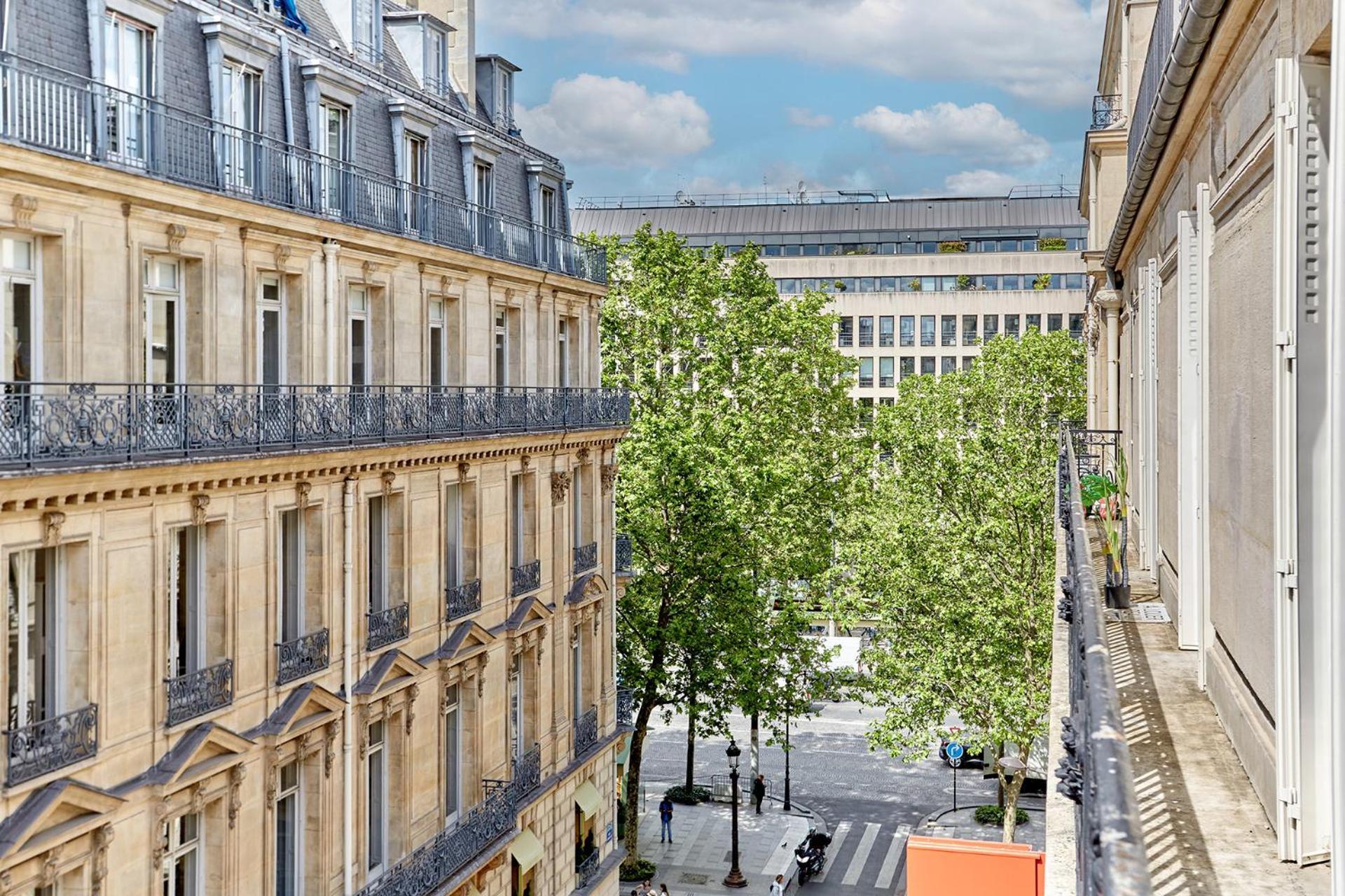 Sublime Montaigne Arc De Triomphe By Studioprestige *