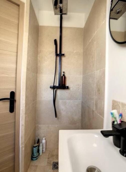 Design Proche Tour Eiffel Avec Balcon