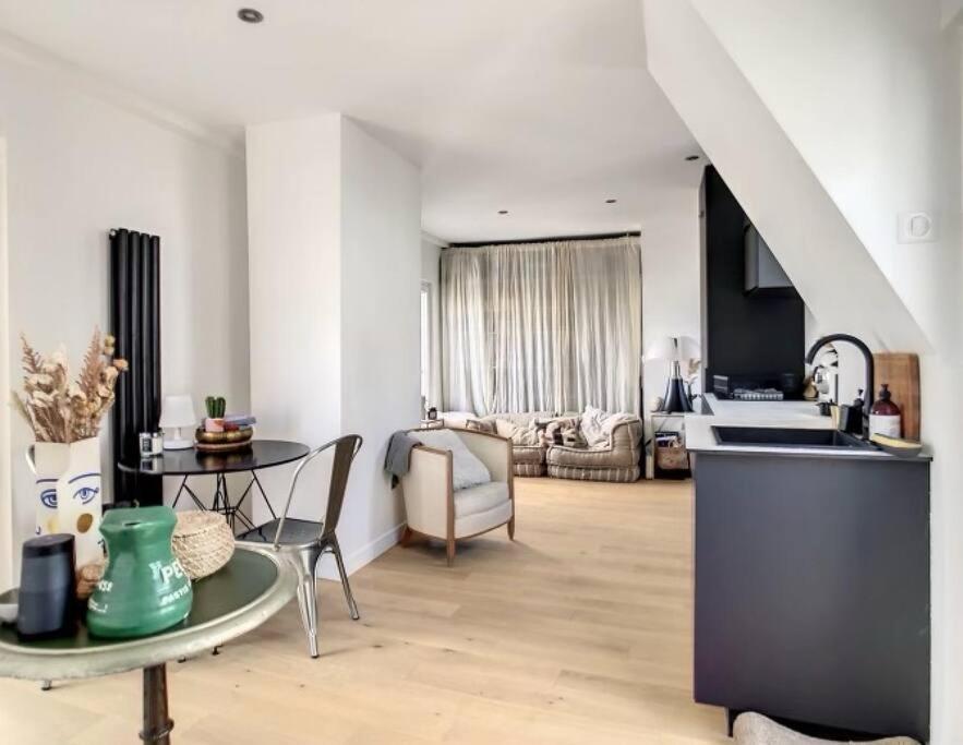 Design Proche Tour Eiffel Avec Balcon *
