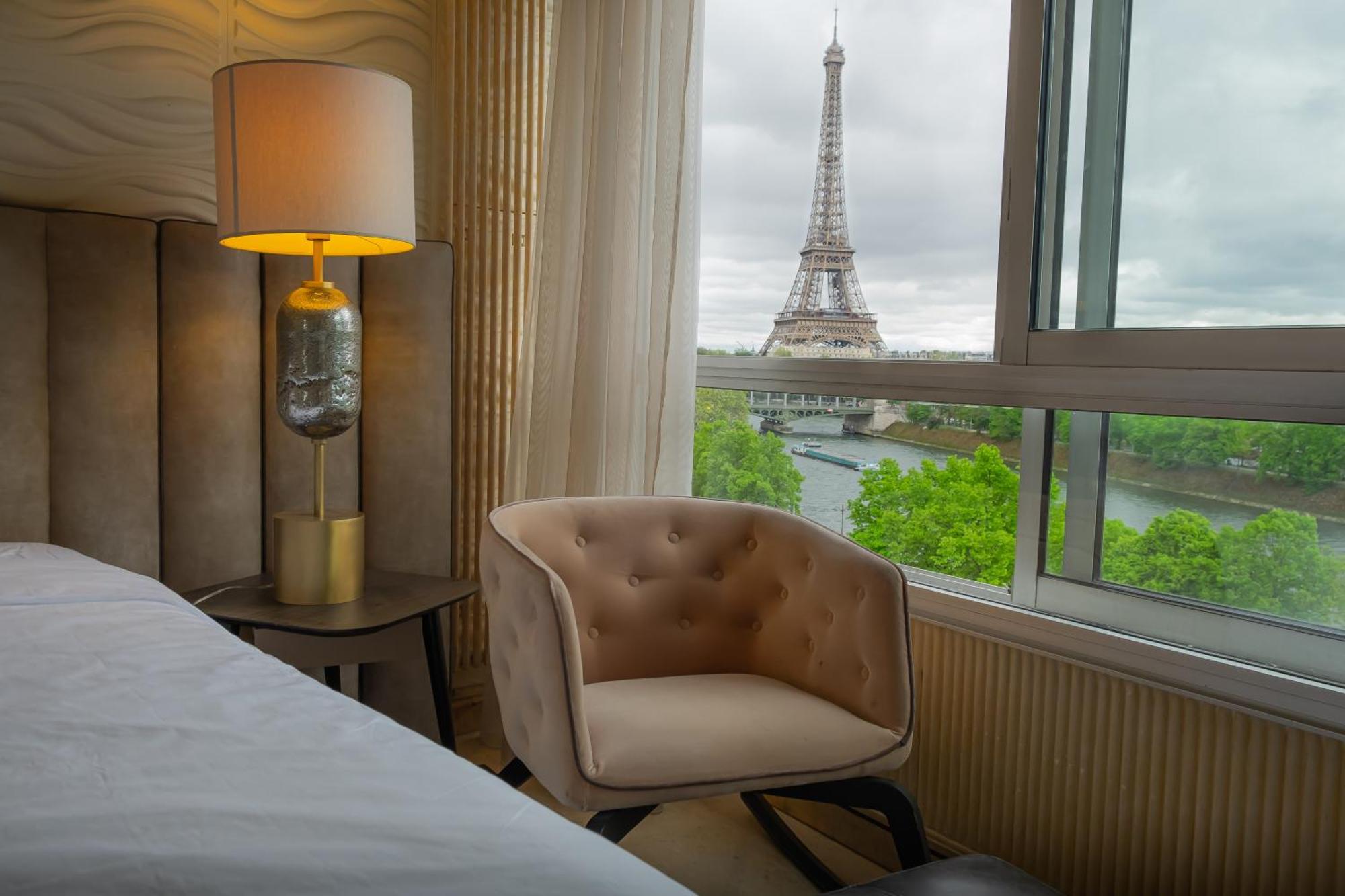 Les Amoureux De La Tour Eiffel * Paris