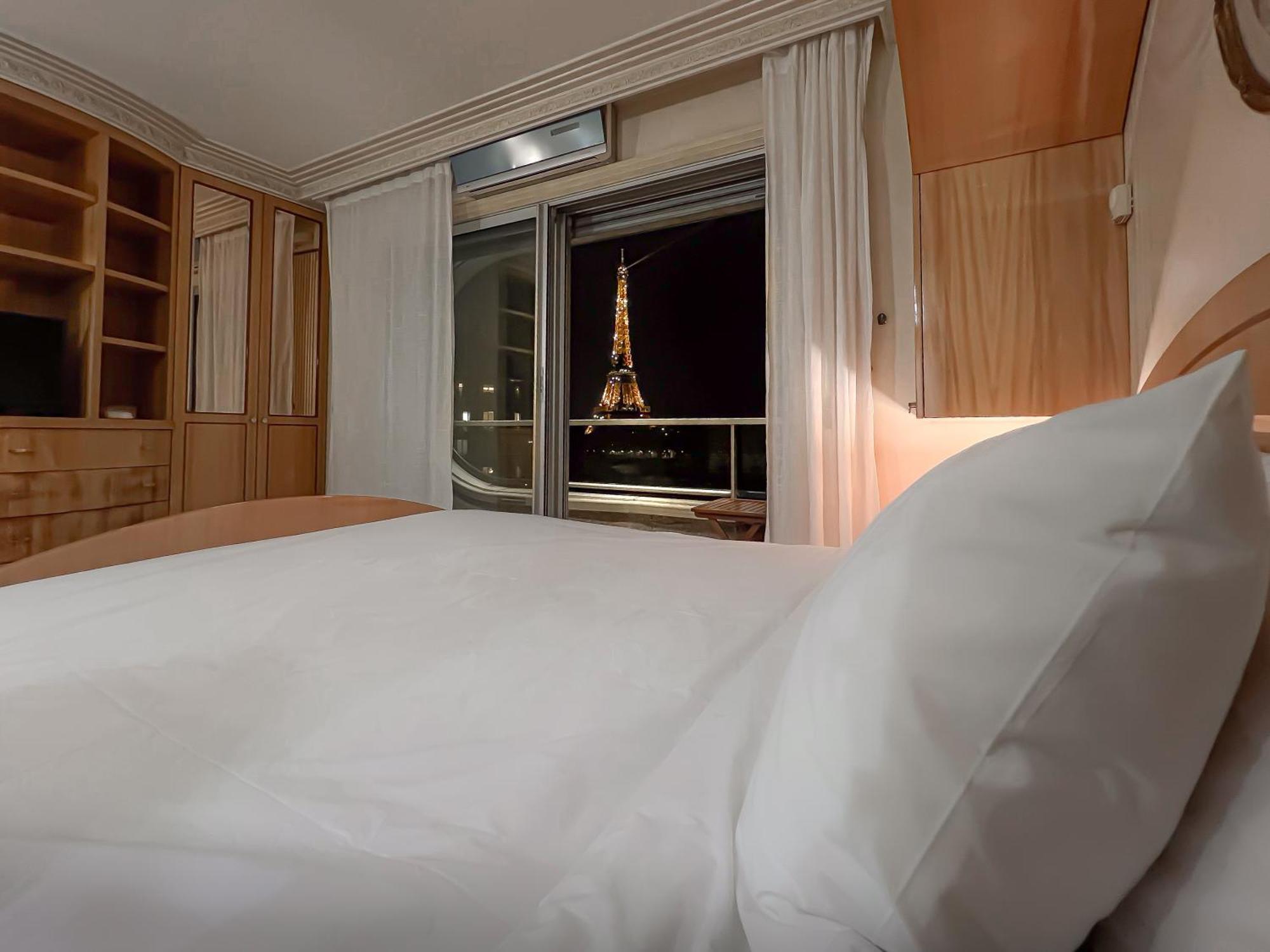 Les Amoureux De La Tour Eiffel Paris