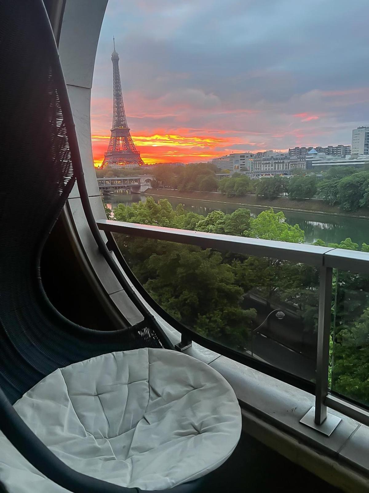 Les Amoureux De La Tour Eiffel * Paris
