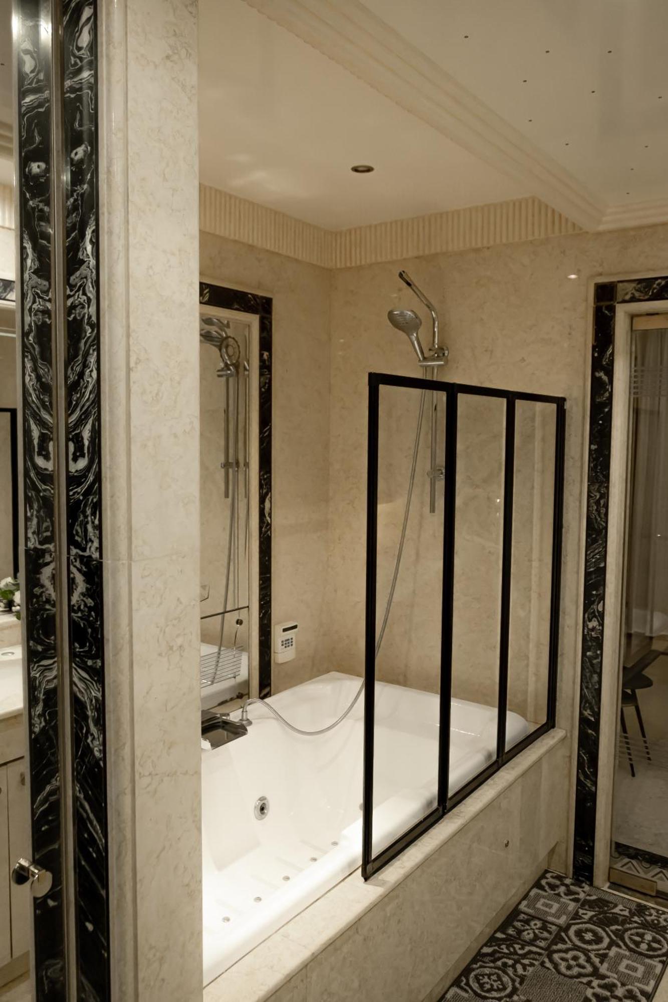 Les Amoureux De La Tour Eiffel Guest house *