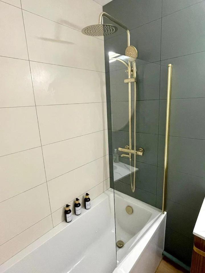 3 Bedroom Flat Close Montmartre Apartment Paris