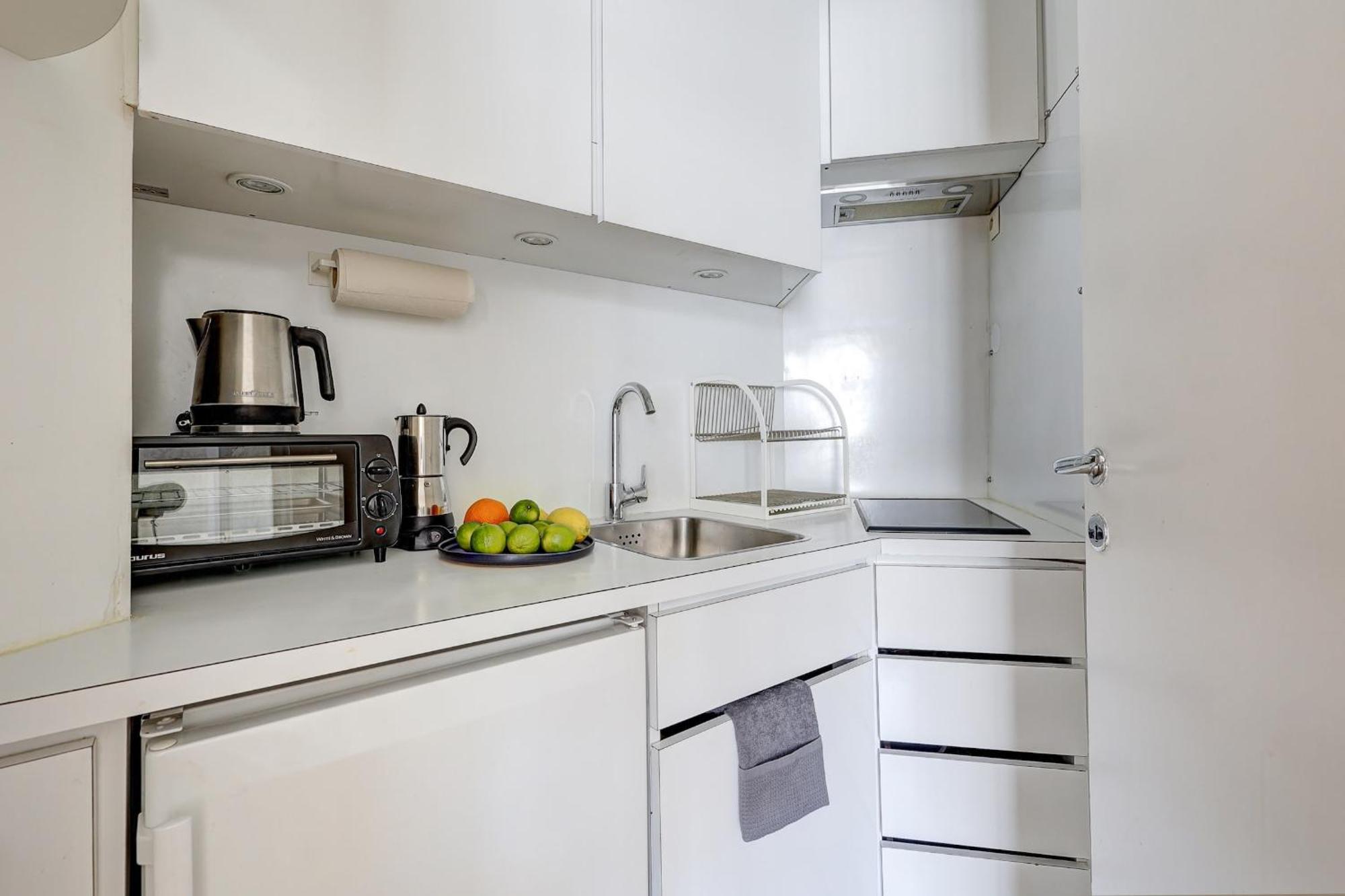 Eiffel Tower - 1br With Balcony - Cityapartmentstay