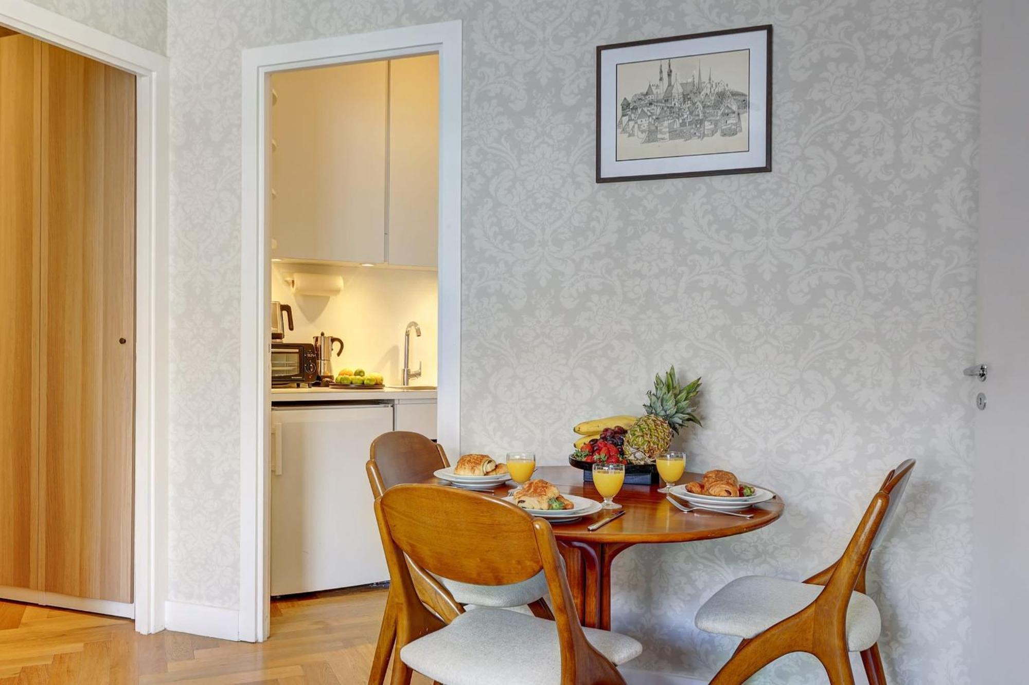 Eiffel Tower - 1br With Balcony - Cityapartmentstay Appartement *