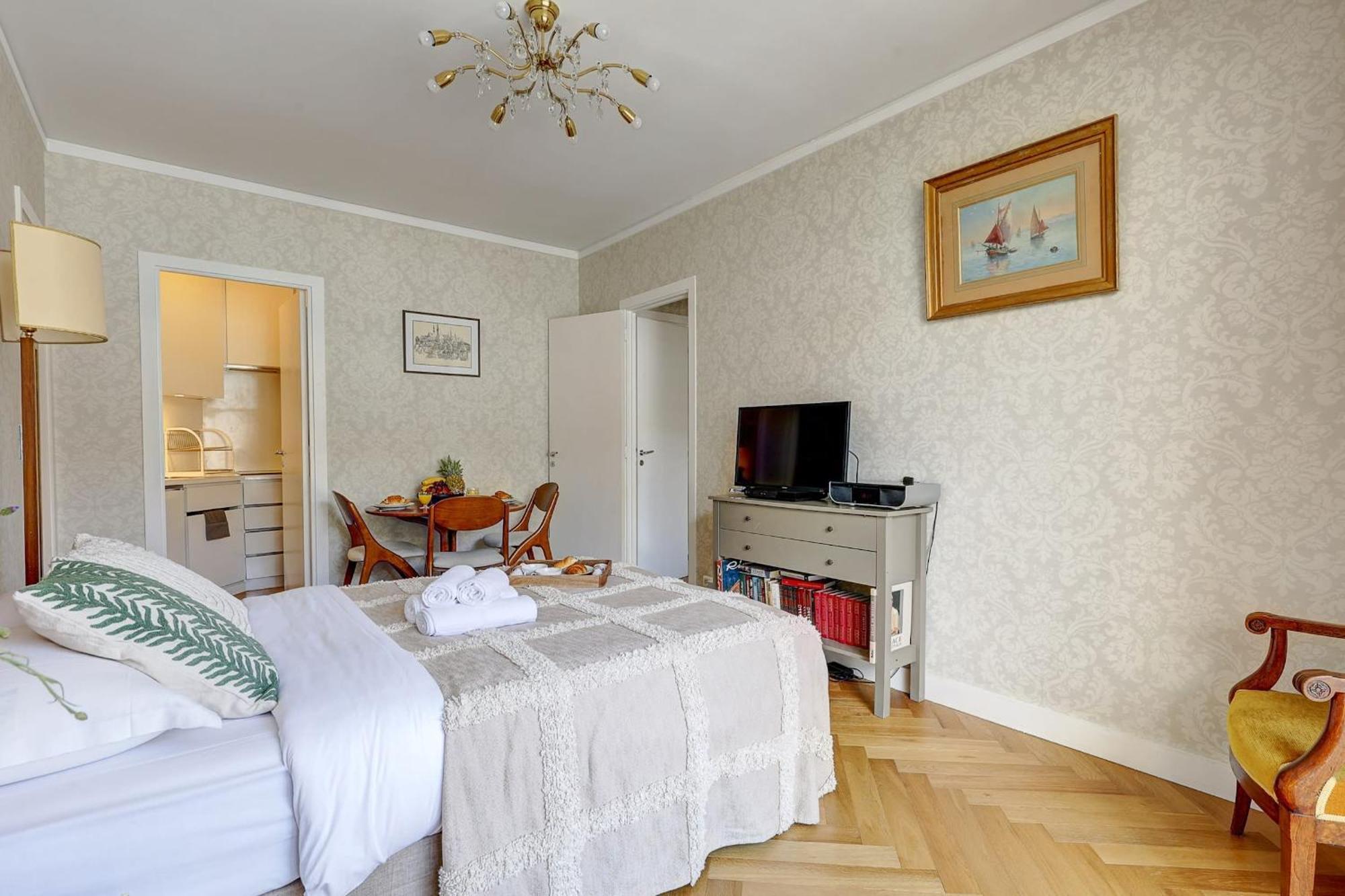 Eiffel Tower - 1br With Balcony - Cityapartmentstay Appartement Paris