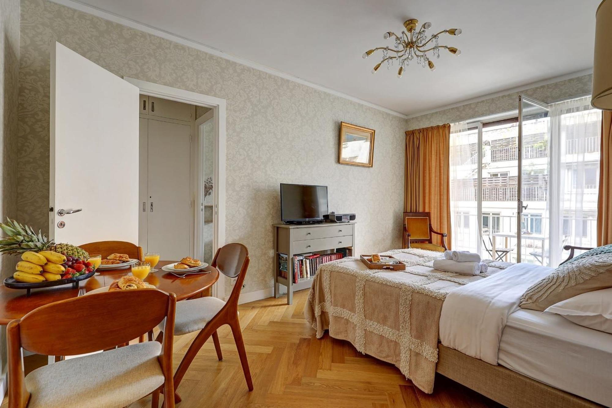 Eiffel Tower - 1br With Balcony - Cityapartmentstay *