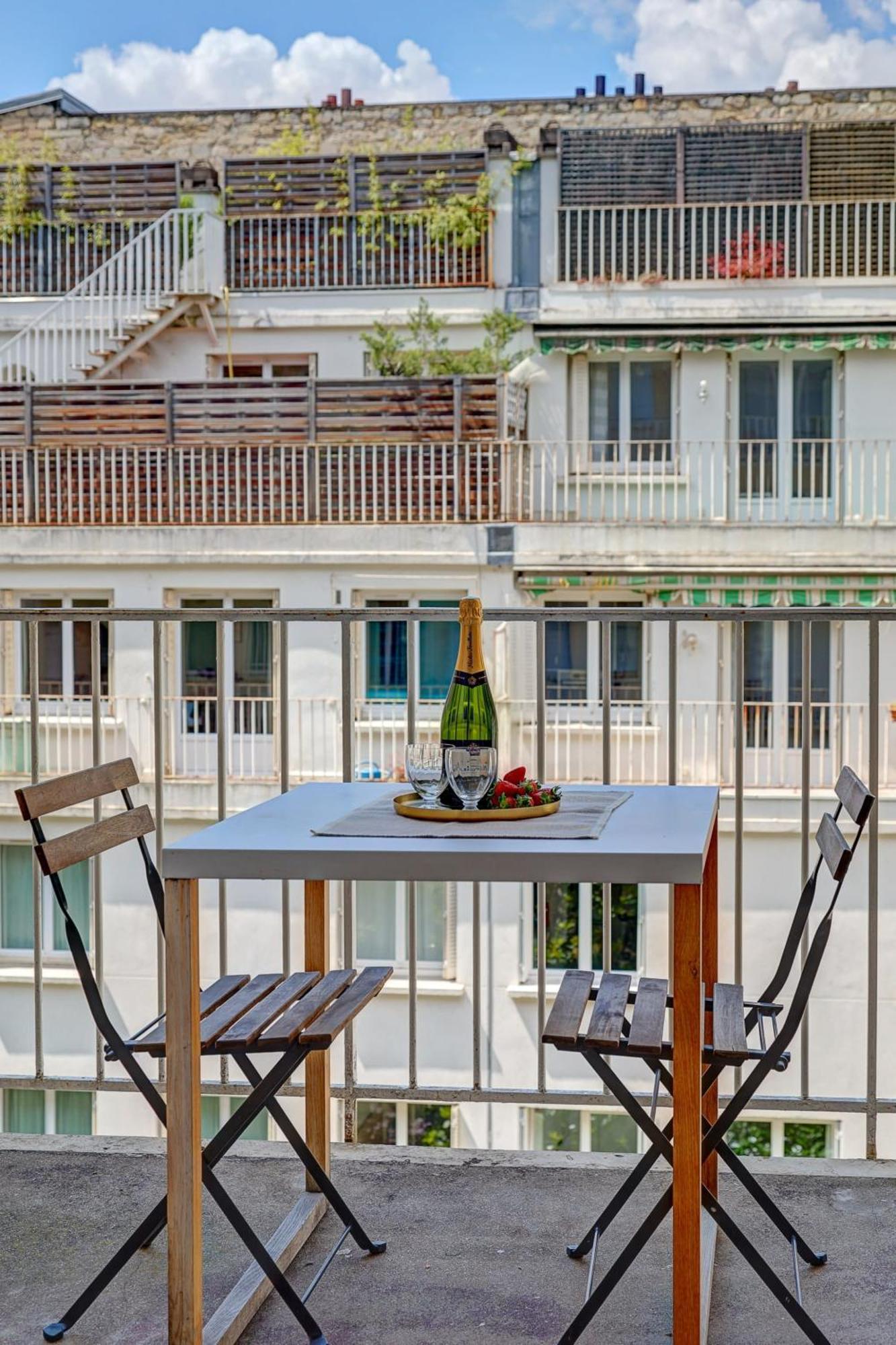 Eiffel Tower - 1br With Balcony - Cityapartmentstay