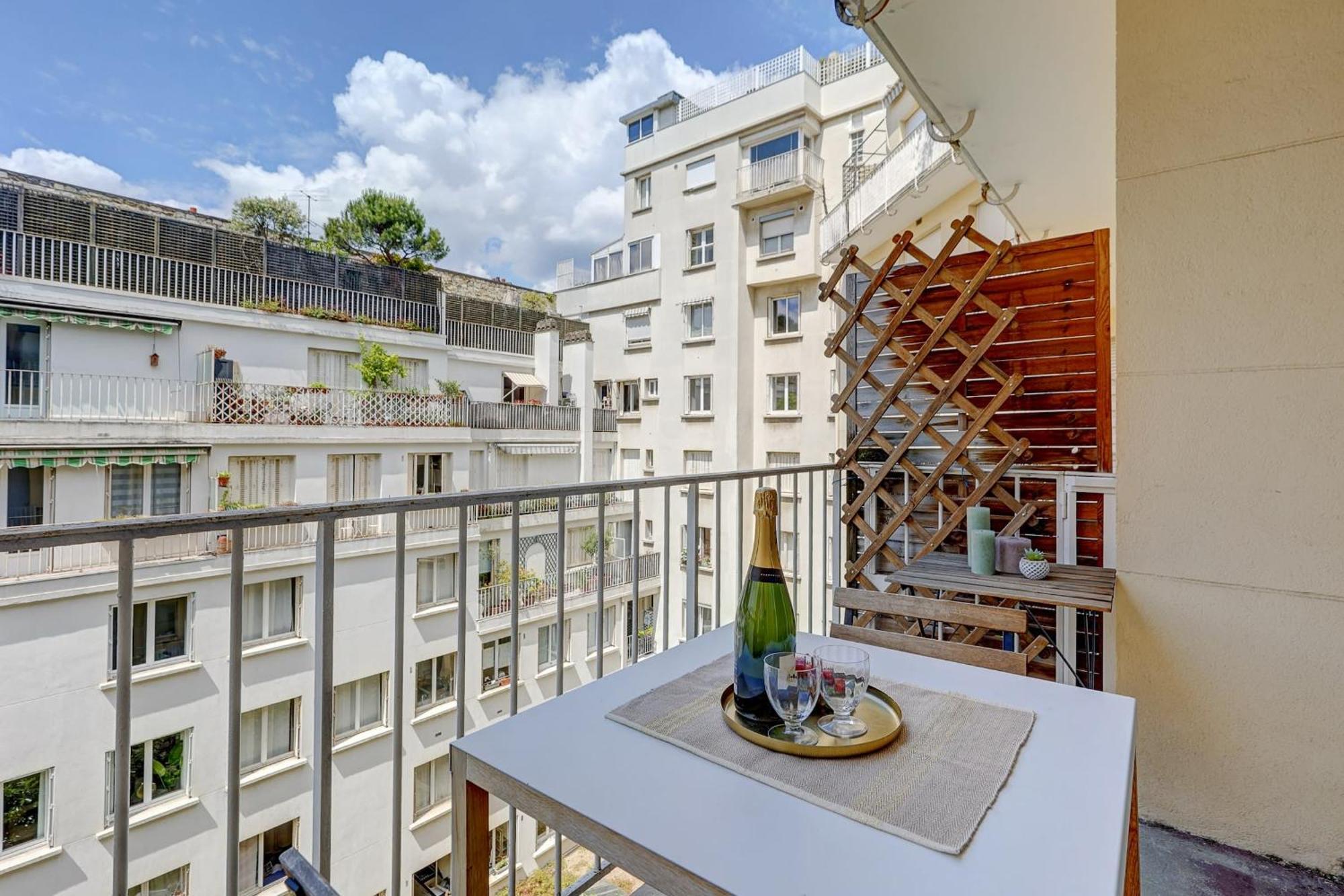 Eiffel Tower - 1br With Balcony - Cityapartmentstay Appartement *