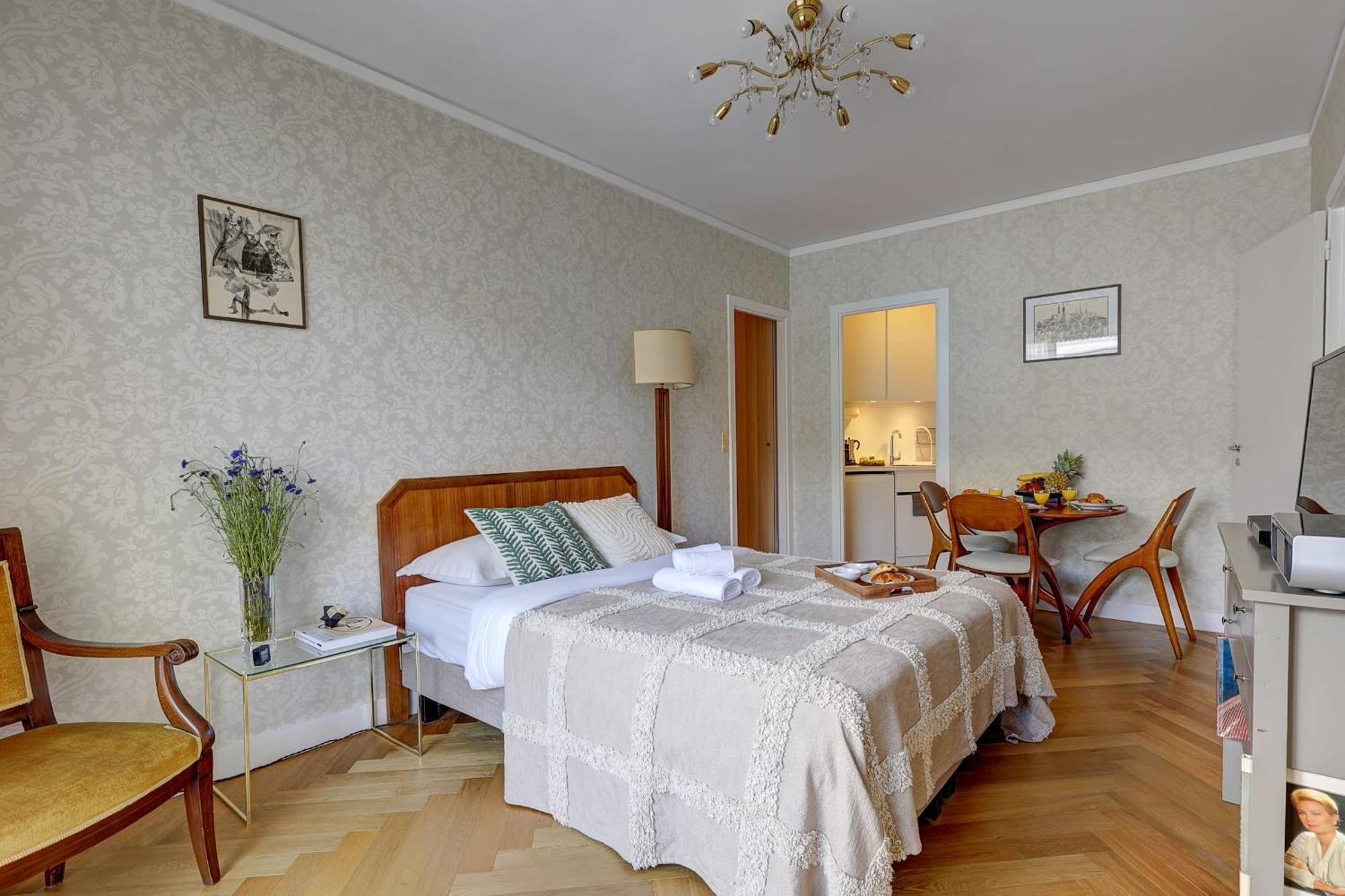 Eiffel Tower - 1br With Balcony - Cityapartmentstay
