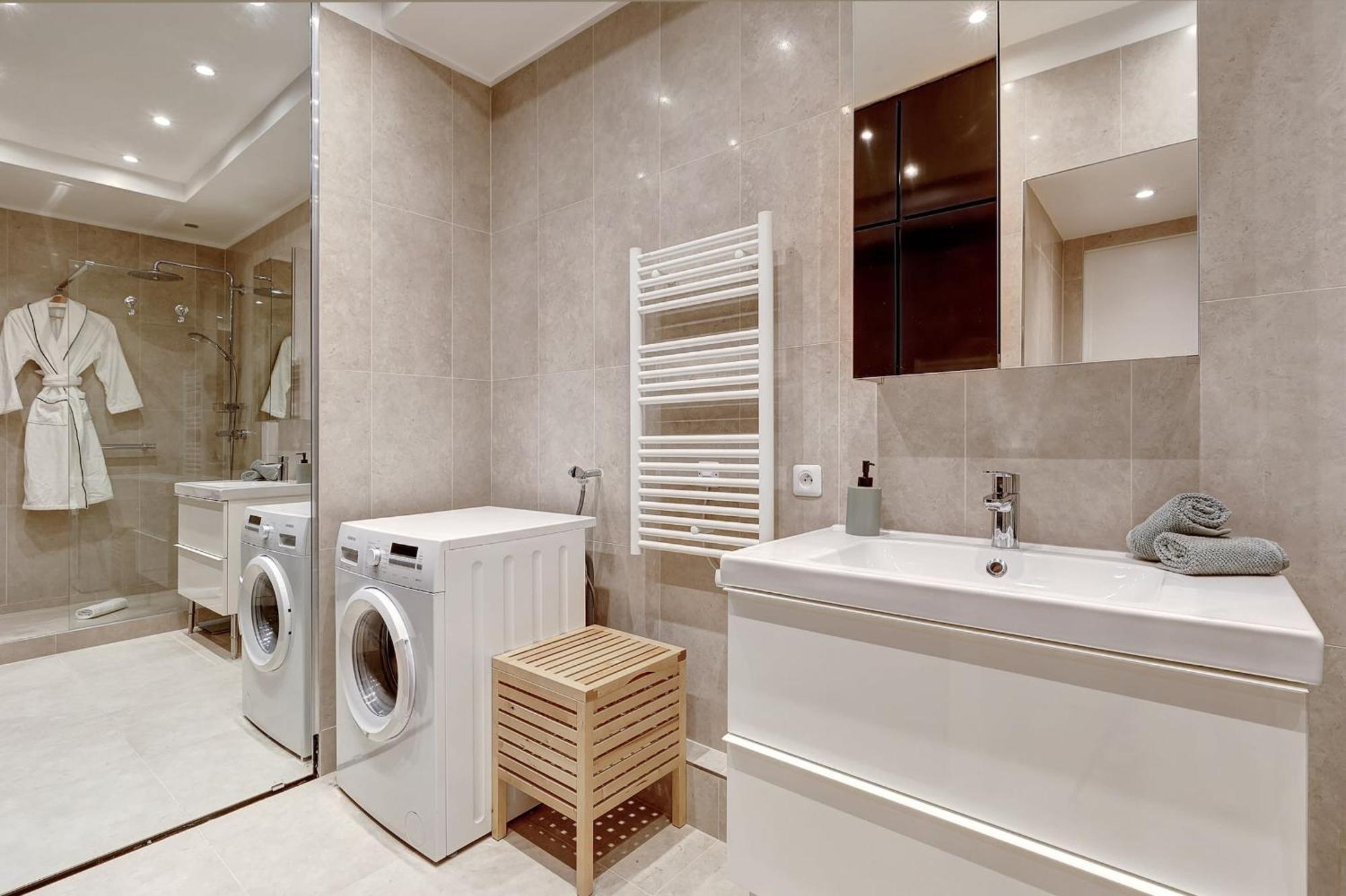 Eiffel Tower - 1br With Balcony - Cityapartmentstay *
