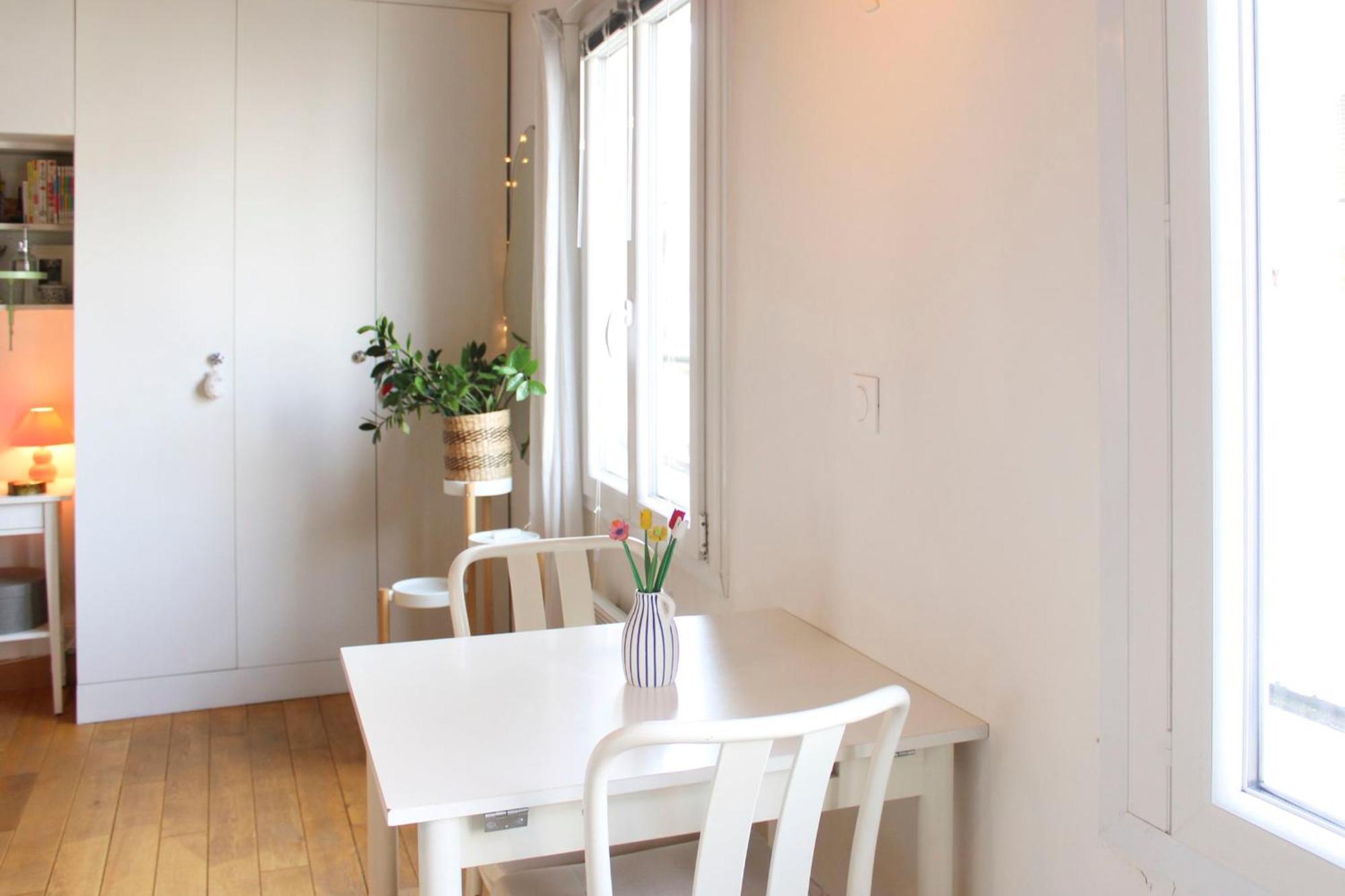 Bright And Quiet 25 M Apartment Paris