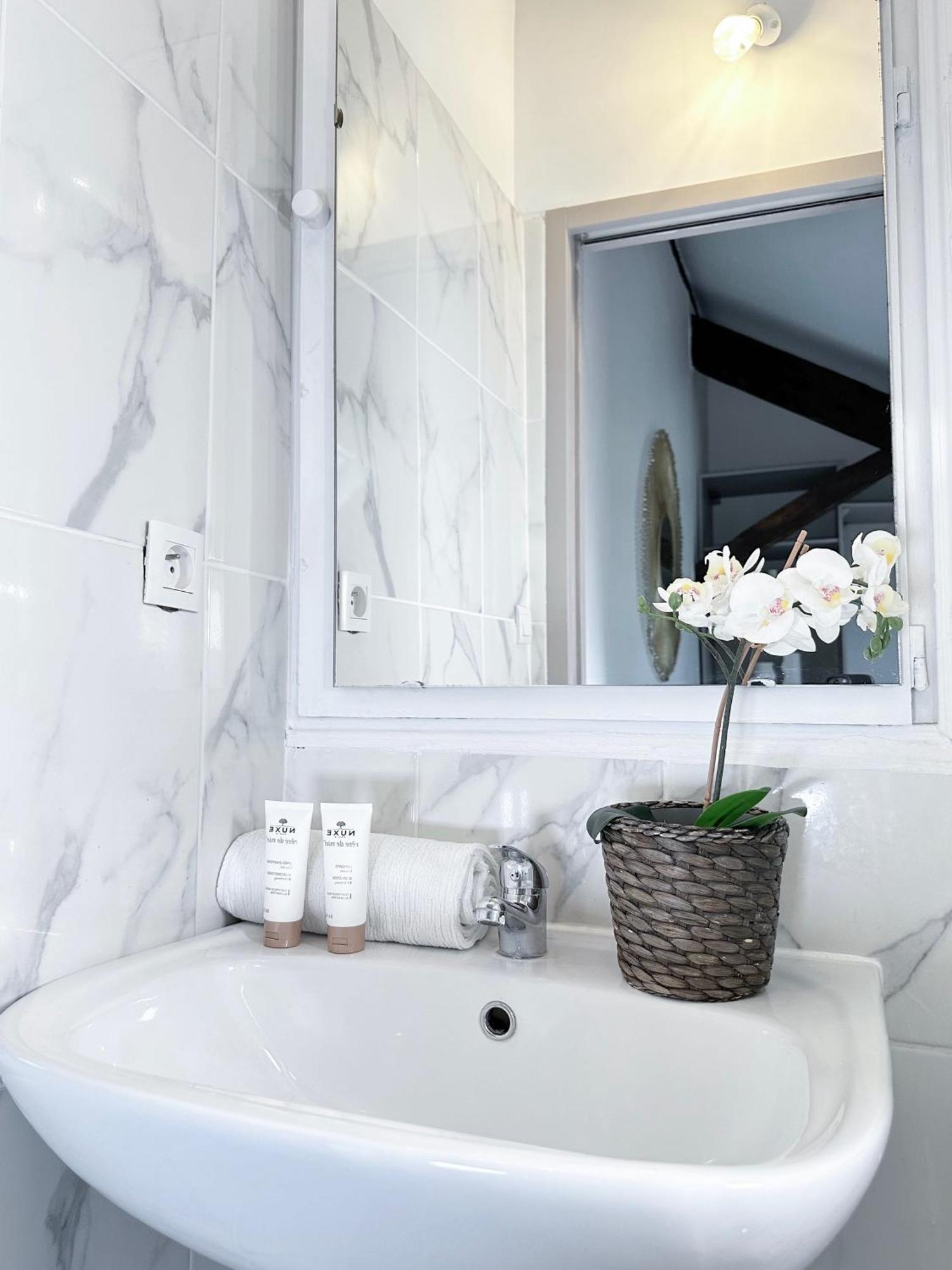 Stylish Duplex In Front Of Buttes-chaumont * Paris
