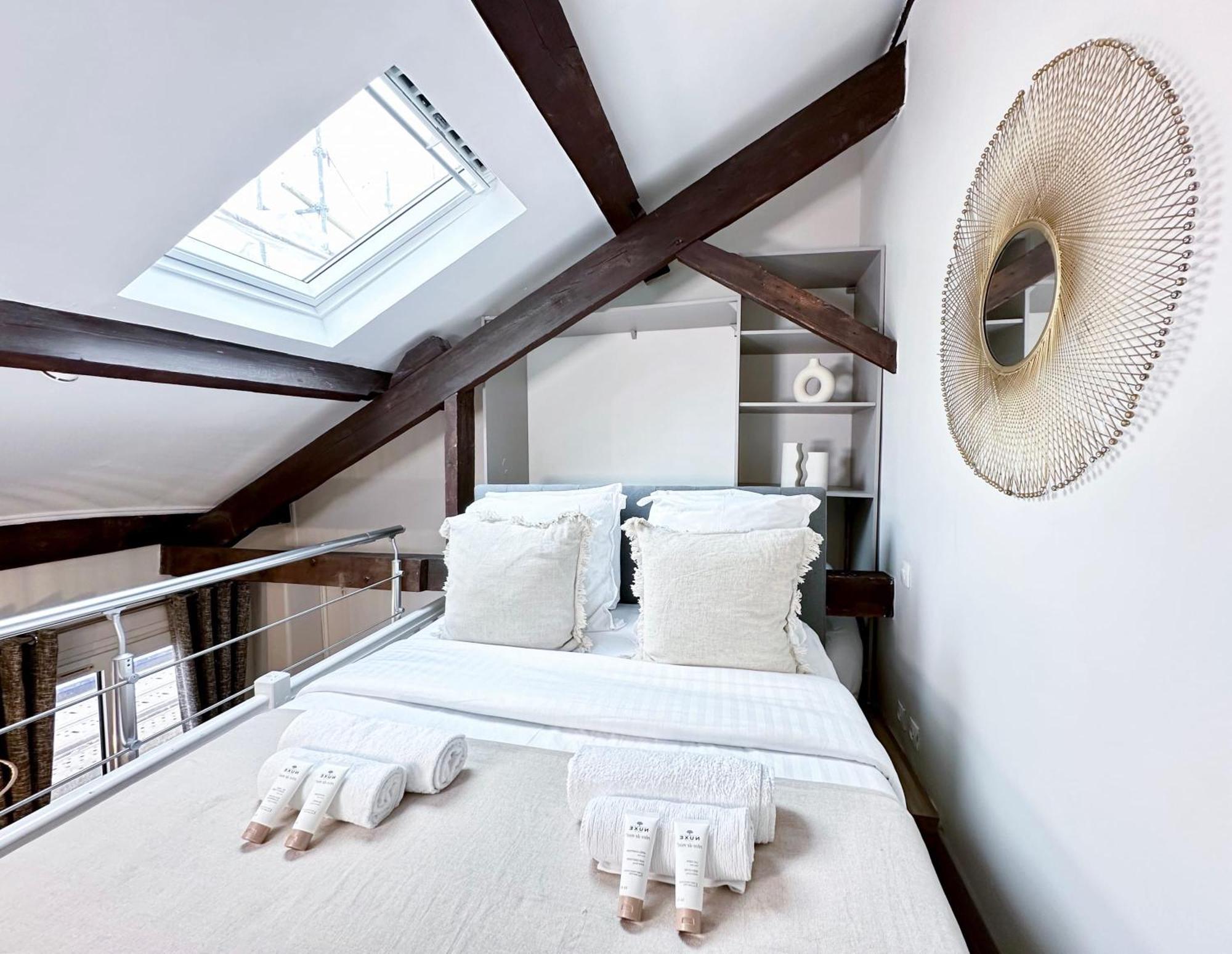 Stylish Duplex In Front Of Buttes-chaumont
