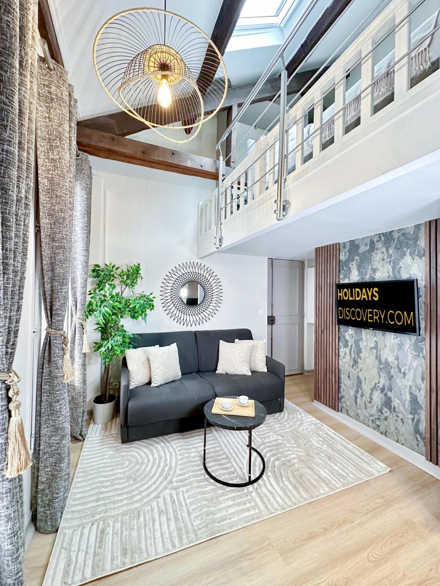 Stylish Duplex In Front Of Buttes-chaumont
