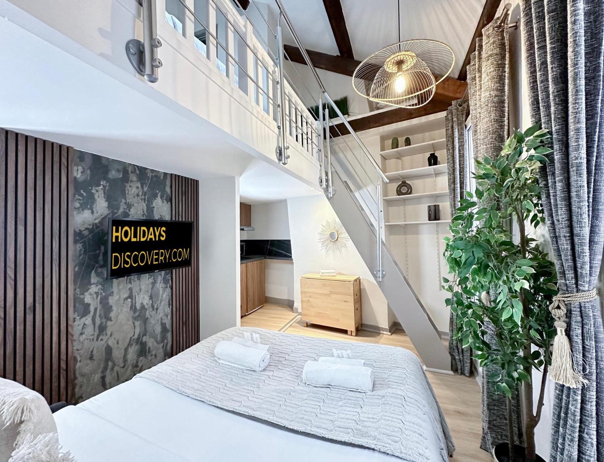 Stylish Duplex In Front Of Buttes-chaumont Apartment Paris