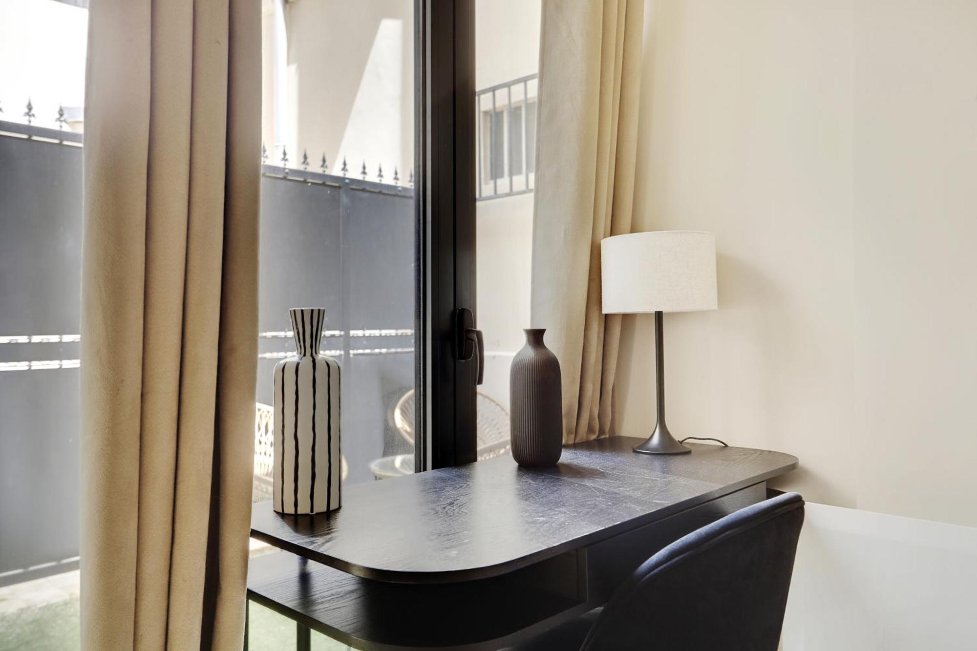 Pick A Flat's In Monrmartre - Rue Lepic