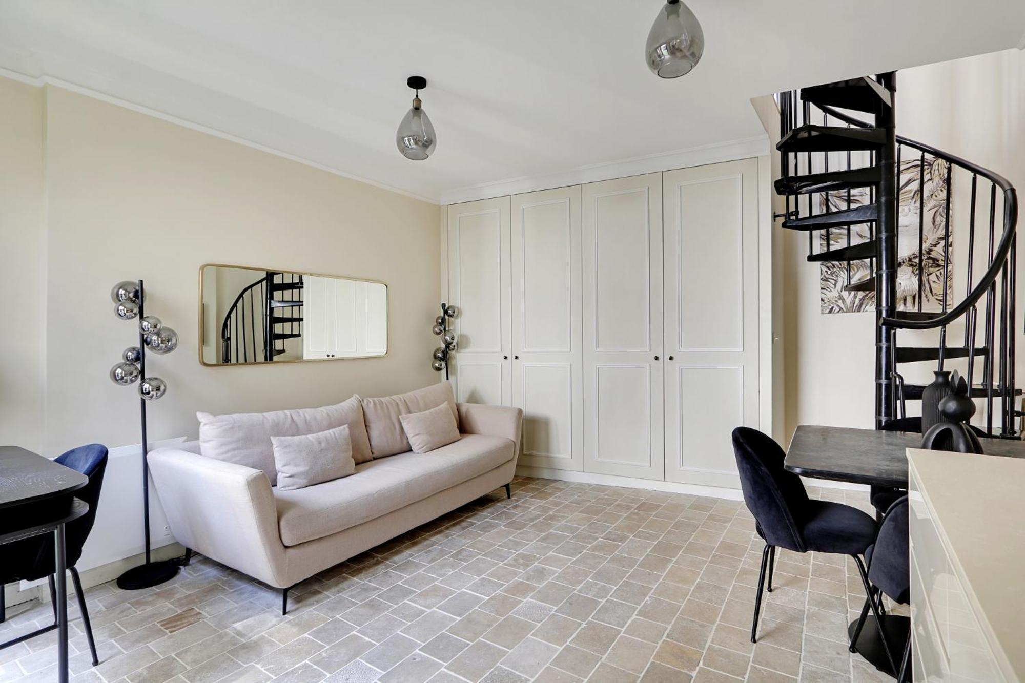 Pick A Flat's In Monrmartre - Rue Lepic Paris