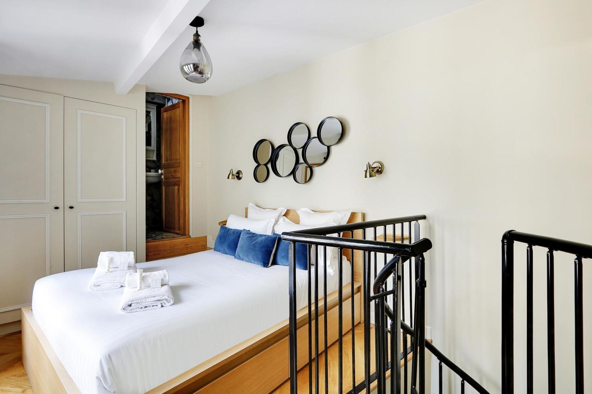 Pick A Flat's In Monrmartre - Rue Lepic * Paris
