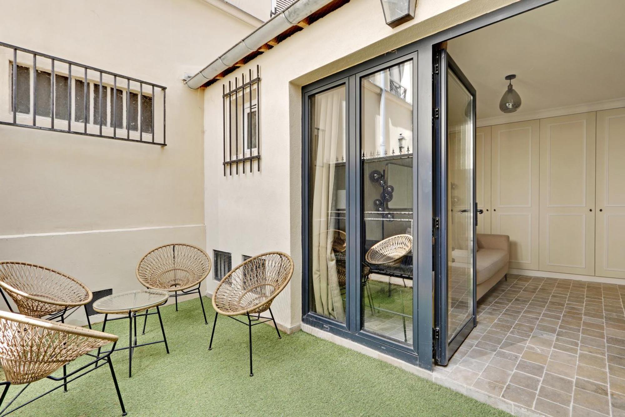 Pick A Flat's In Monrmartre - Rue Lepic